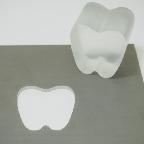 鉄製定規とアクリル製歯型装飾